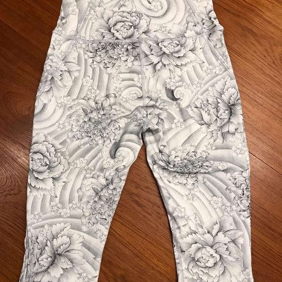 Lululemon Love Knot Crop - Size 8 - Twine White Multi - Picture 2 of 10